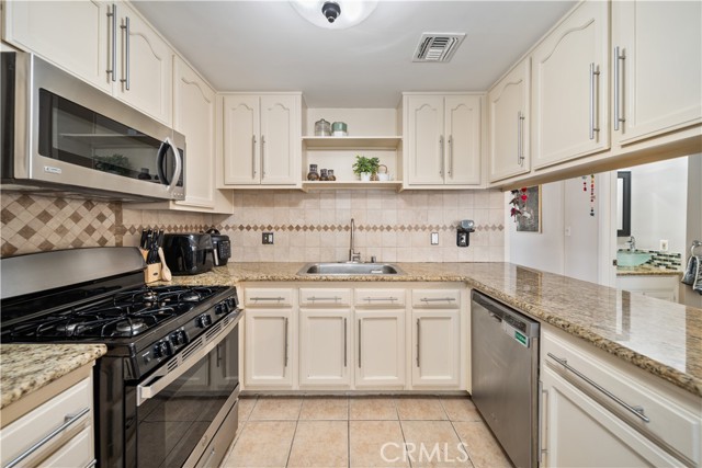 Detail Gallery Image 17 of 47 For 19950 Sherman Way Unit a a,  Winnetka,  CA 91306 - 3 Beds | 4 Baths