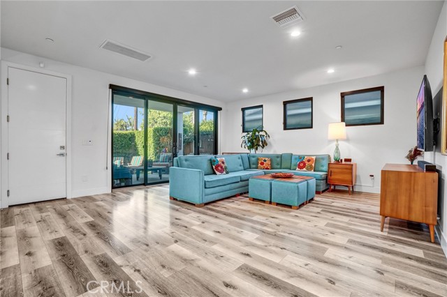 Detail Gallery Image 3 of 29 For 221 Attica, Long Beach,  CA 90803 - 5 Beds | 4 Baths