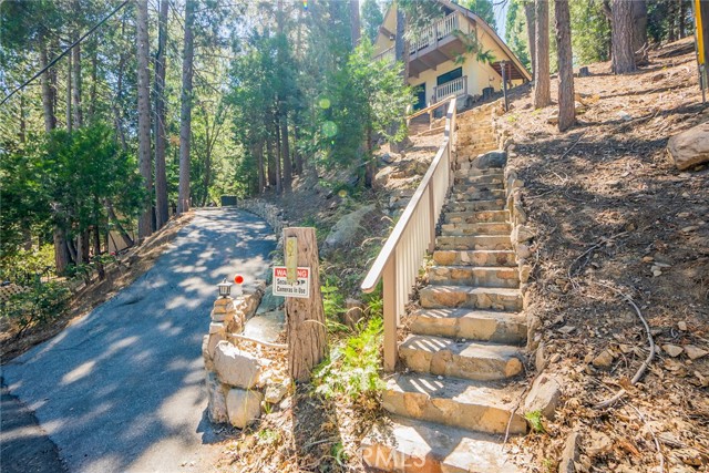 Detail Gallery Image 2 of 49 For 875 Brentwood Dr, Lake Arrowhead,  CA 92352 - 3 Beds | 2 Baths