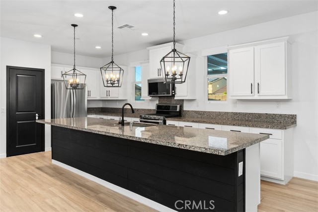 Detail Gallery Image 9 of 41 For 29120 Tanoak, Lake Elsinore,  CA 92530 - 4 Beds | 2/1 Baths