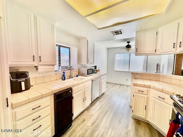 Detail Gallery Image 14 of 37 For 4252 E Avenue Q11, Palmdale,  CA 93552 - 3 Beds | 3 Baths