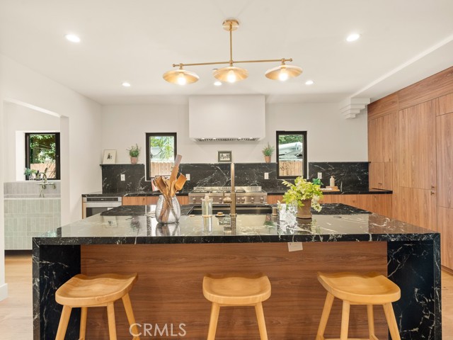 Detail Gallery Image 15 of 68 For 11911 Hartsook, Valley Village,  CA 91607 - 5 Beds | 4 Baths