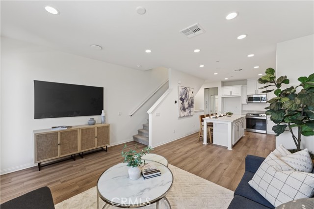 Detail Gallery Image 5 of 39 For 1093 N Harbor Bld, Anaheim,  CA 92801 - 3 Beds | 3 Baths