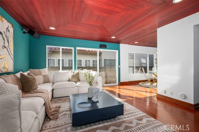 9 Aberdeen st, Irvine CA: https://media.crmls.org/medias/e828456b-d5d4-4c5b-86d5-6d833c9924a3.jpg