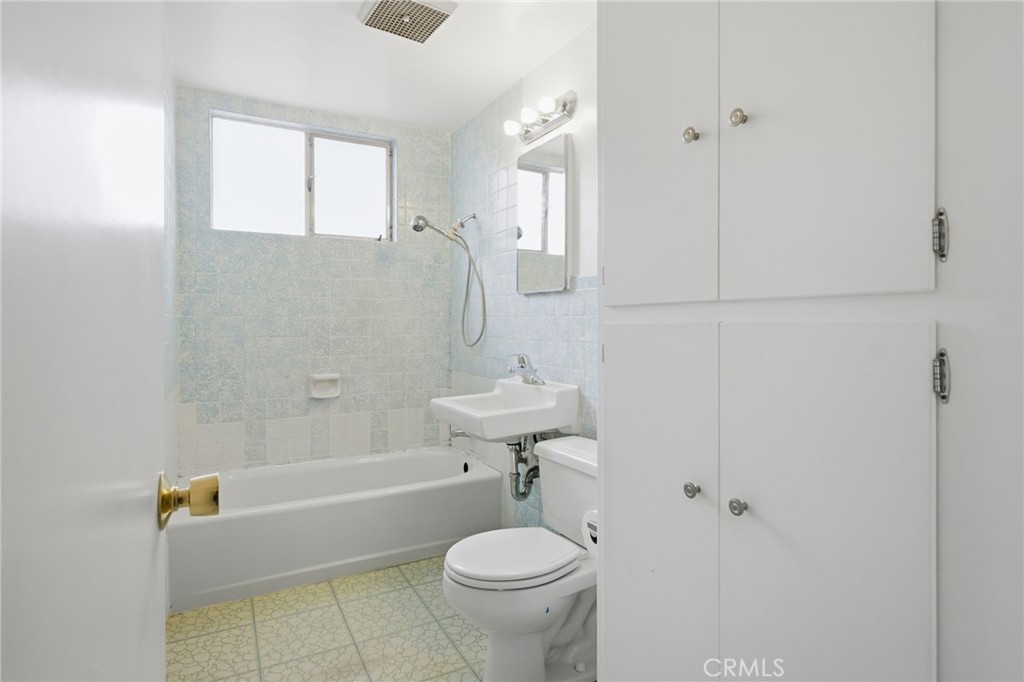 https://media.crmls.org/medias/e8286268-4780-42ed-b315-5cca3977e764.jpg?preset=X-Large