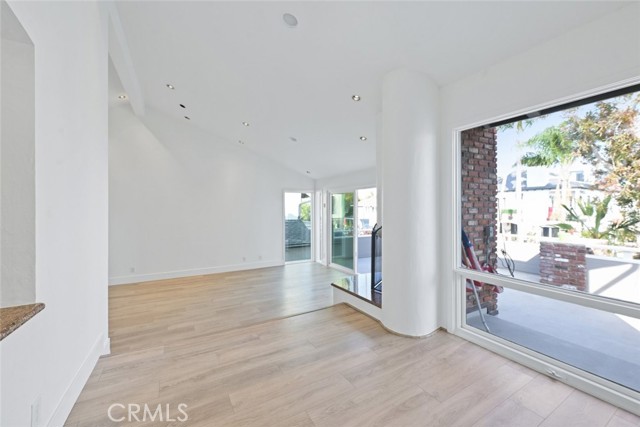 411 Goldenrod, Corona del Mar CA: https://media.crmls.org/medias/e828d2c0-1aa6-44c8-9c89-566f0d18270d.jpg