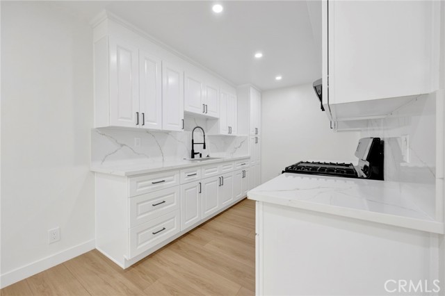 Detail Gallery Image 4 of 30 For 17303 Chatsworth St #4,  Granada Hills,  CA 91344 - 2 Beds | 1/1 Baths