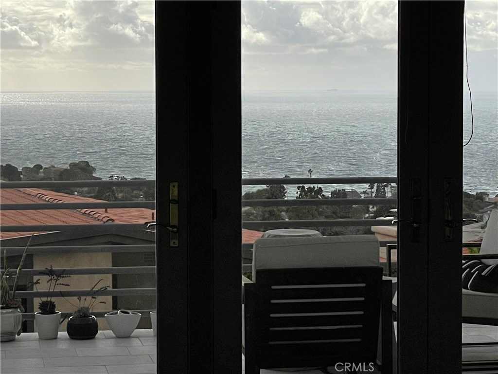 https://media.crmls.org/medias/e82aedfd-4299-4f08-8592-4035c4880c32.jpg?preset=X-Large