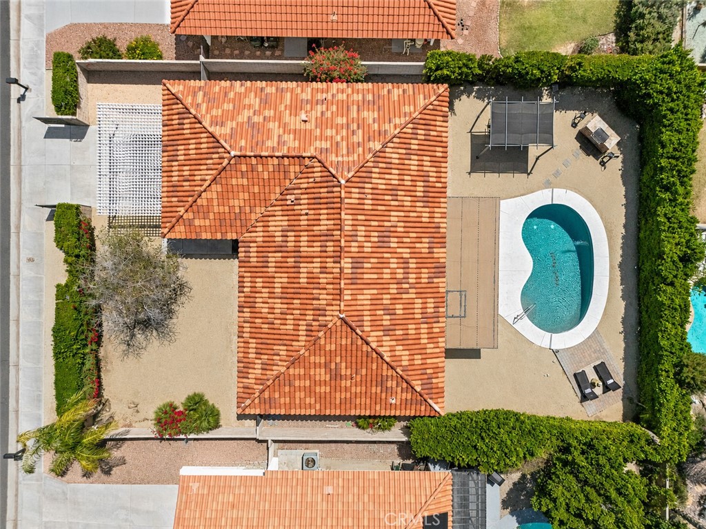 https://media.crmls.org/medias/e82d022a-c1d2-434b-93ad-0becc64e427e.jpg?preset=X-Large