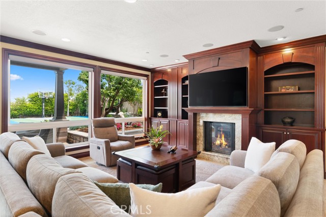 18912 Rockinghorse Lane, Huntington Beach CA: https://media.crmls.org/medias/e82e3673-fd6d-4ed9-a077-2345b6b57175.jpg