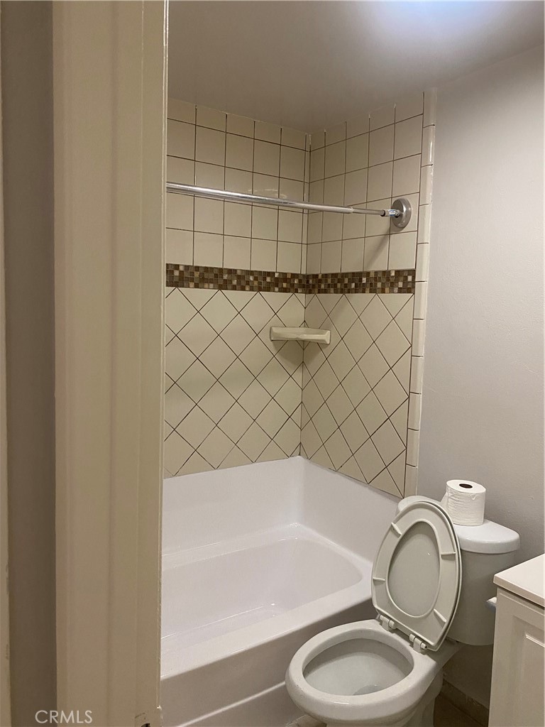 https://media.crmls.org/medias/e82ff490-3006-40d7-a0a1-febd99a3f095.jpg?preset=X-Large