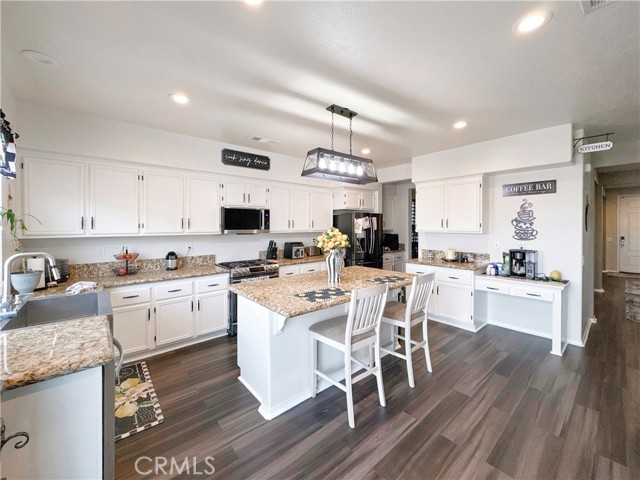 Detail Gallery Image 9 of 54 For 12476 Domingo, Victorville,  CA 92392 - 5 Beds | 4/1 Baths