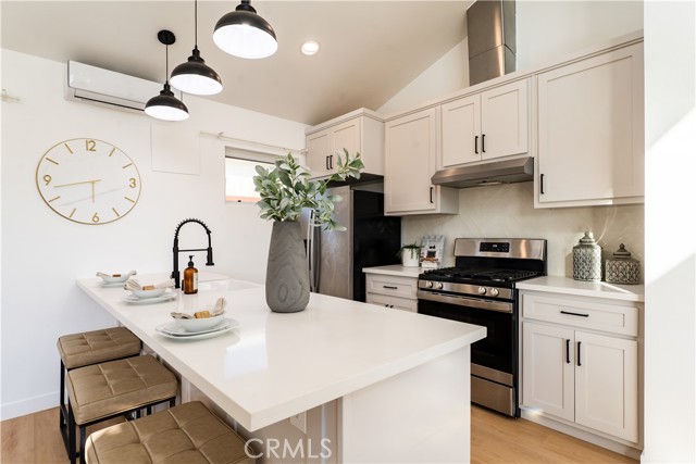 Detail Gallery Image 3 of 33 For 16122 San Fernando Mission Bld, Granada Hills,  CA 91344 - 5 Beds | 5 Baths