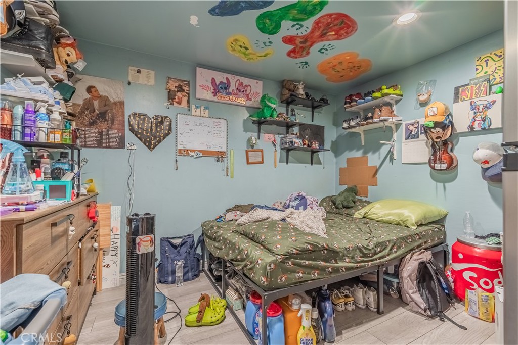 https://media.crmls.org/medias/e8368a86-07e7-42ee-b977-50322f442b5c.jpg?preset=X-Large