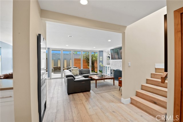 4062 Aladdin Drive, Huntington Beach CA: https://media.crmls.org/medias/e8380407-78a2-40c6-9932-5f94a66bf769.jpg