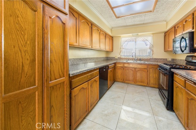 Detail Gallery Image 7 of 17 For 19937 Parthenia St, Northridge,  CA 91324 - 3 Beds | 2 Baths