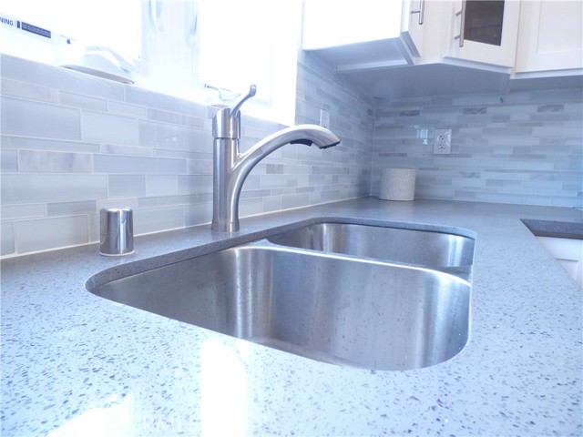 Detail Gallery Image 6 of 20 For 1923 Holly Dr, Los Angeles,  CA 90068 - 2 Beds | 2 Baths