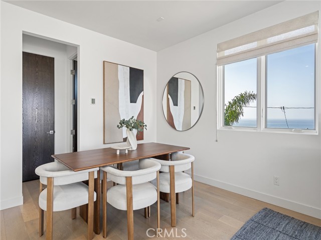 Detail Gallery Image 12 of 29 For 320 35th Street, Manhattan Beach,  CA 90266 - 4 Beds | 4/1 Baths