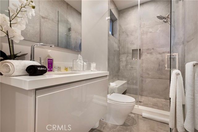 Detail Gallery Image 32 of 47 For 18296 Karen Dr, Tarzana,  CA 91356 - 5 Beds | 6 Baths