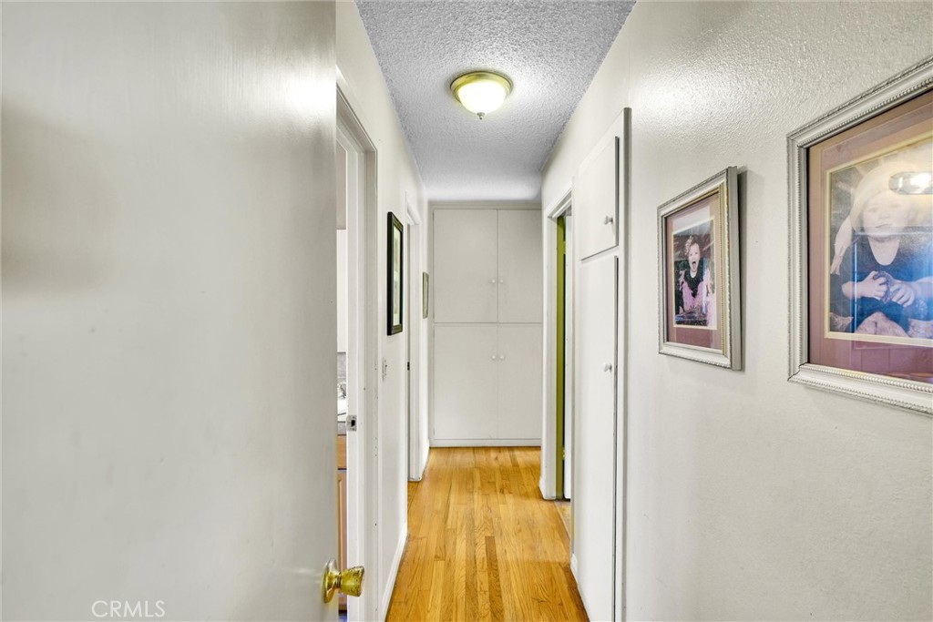 https://media.crmls.org/medias/e83e3cc6-8d1d-4bd8-abc6-78647ba08dd5.jpg?preset=X-Large