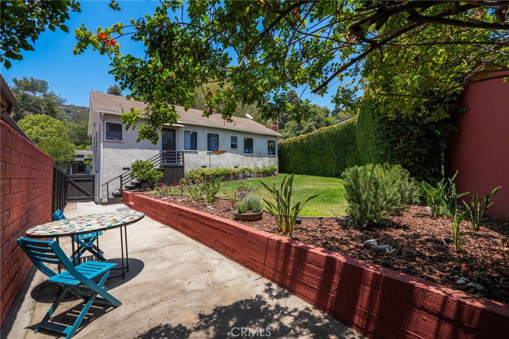 https://media.crmls.org/medias/e83ec8e9-20a4-4856-ad45-75a616e3d801.jpg?preset=X-Large