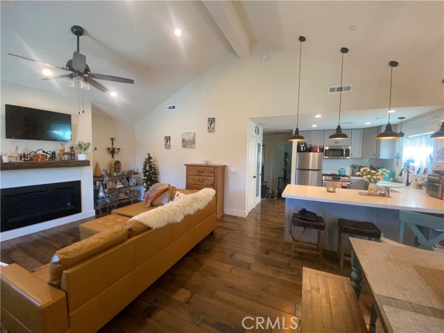 Detail Gallery Image 2 of 9 For 1056 Willow, Big Bear City,  CA 92314 - 2 Beds | 1 Baths