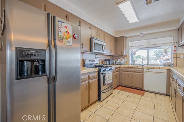 5111 W Avenue M2, Lancaster CA: https://media.crmls.org/medias/e84155e2-b635-4e2d-9636-bb92a17d0c97.jpg