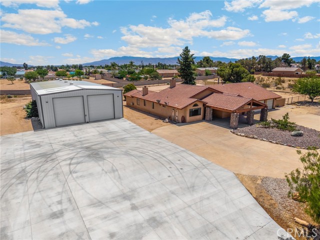 11915 Redwood Avenue, Hesperia CA: https://media.crmls.org/medias/e841bb52-429c-4851-b511-08f5c889e5ae.jpg