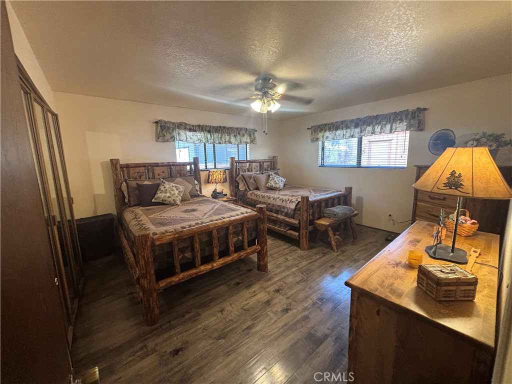 https://media.crmls.org/medias/e842ee80-ce4f-4b23-807c-2d3aabf1fa7a.jpg?preset=X-Large