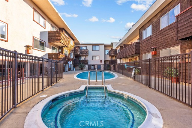 Detail Gallery Image 24 of 30 For 5400 Newcastle, Encino,  CA 91316 - 2 Beds | 2 Baths