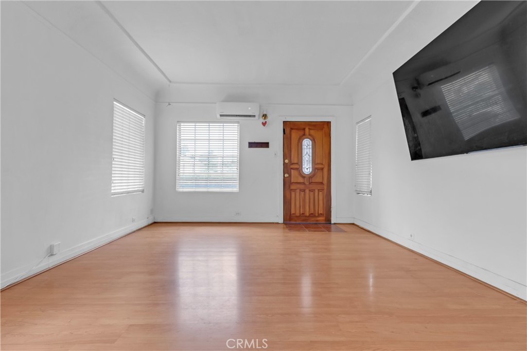 https://media.crmls.org/medias/e8439d55-08cf-44ae-aa1f-9b0e5e373c05.jpg?preset=X-Large