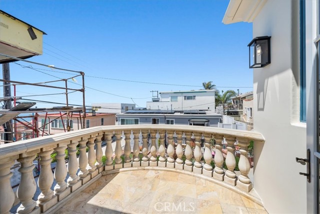 Detail Gallery Image 13 of 69 For 320 32nd St, Manhattan Beach,  CA 90266 - 5 Beds | 4/1 Baths