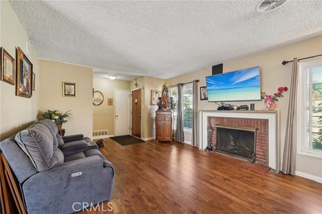 Detail Gallery Image 7 of 34 For 945 W Bonnie Brae Ct, Ontario,  CA 91762 - 4 Beds | 2 Baths