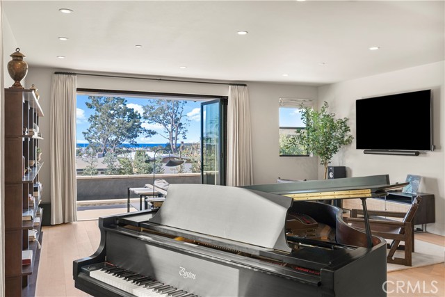 Detail Gallery Image 25 of 40 For 2212 Cliff Dr, Newport Beach,  CA 92663 - 5 Beds | 5/1 Baths