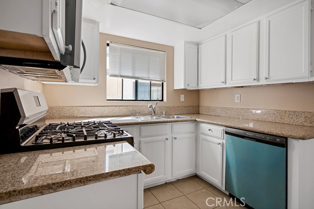 Detail Gallery Image 8 of 32 For 8834 Willis Ave 2a,  Panorama City,  CA 91402 - 3 Beds | 2/1 Baths