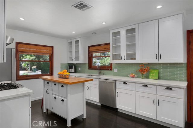 5866 Varna Avenue, Valley Glen CA: https://media.crmls.org/medias/e846ed06-a71f-4d14-9e69-37f588ee9c40.jpg