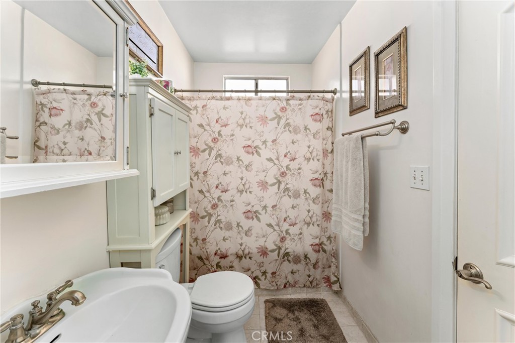 https://media.crmls.org/medias/e846f7fe-f781-47d1-9d23-24548a6be34c.jpg?preset=X-Large