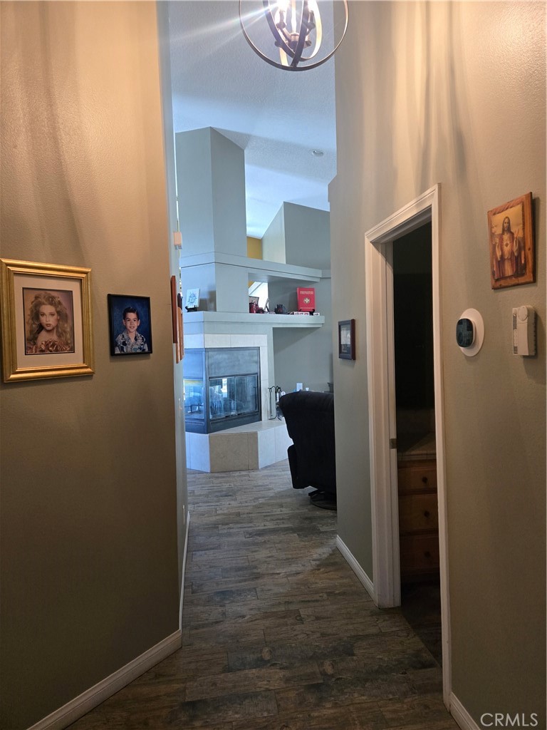 https://media.crmls.org/medias/e847774c-fbd3-48c8-a8cc-51f593ee9401.jpg?preset=X-Large