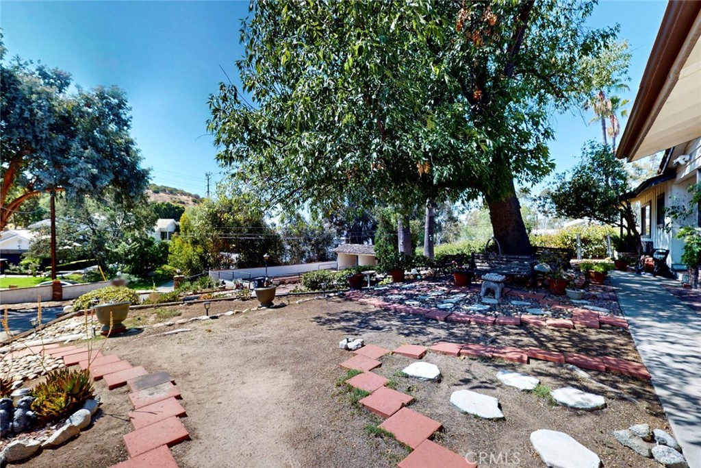 https://media.crmls.org/medias/e847ca3f-618c-4b8d-9804-02abac873672.jpg?preset=X-Large