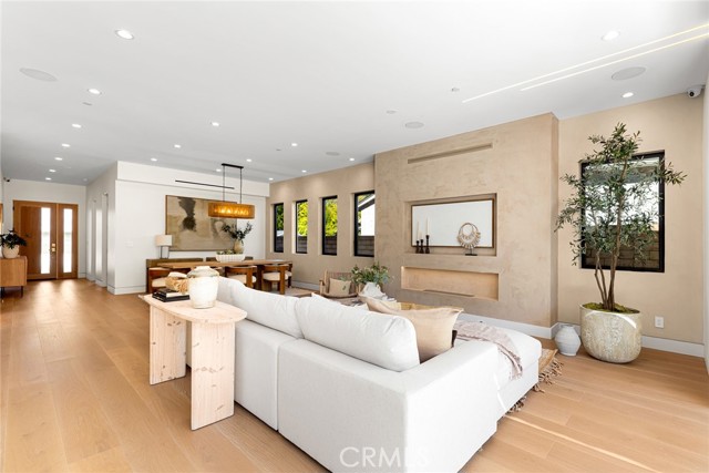 22640 Clarendon Street, Woodland Hills CA: https://media.crmls.org/medias/e8488dcb-ea6e-424d-930c-ccde02aaf9a6.jpg