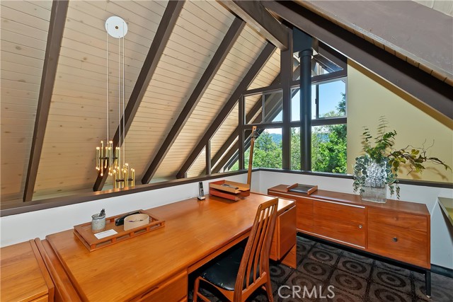 27280 Peninsula Drive, Lake Arrowhead CA: https://media.crmls.org/medias/e84a32e1-1b3c-40ca-967a-e02dd4705d49.jpg