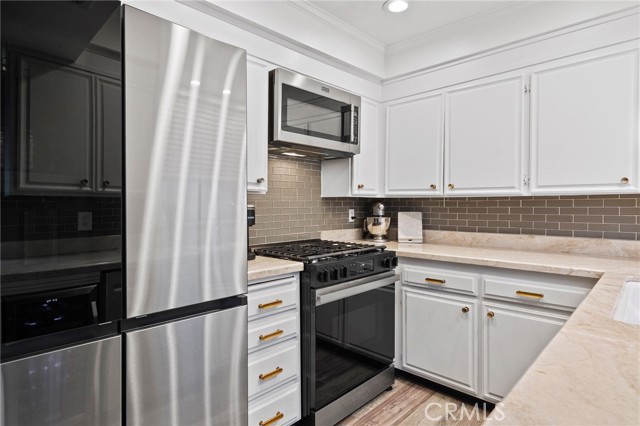 Detail Gallery Image 10 of 46 For 5100 Riverton Ave #14,  North Hollywood,  CA 91601 - 3 Beds | 2/1 Baths
