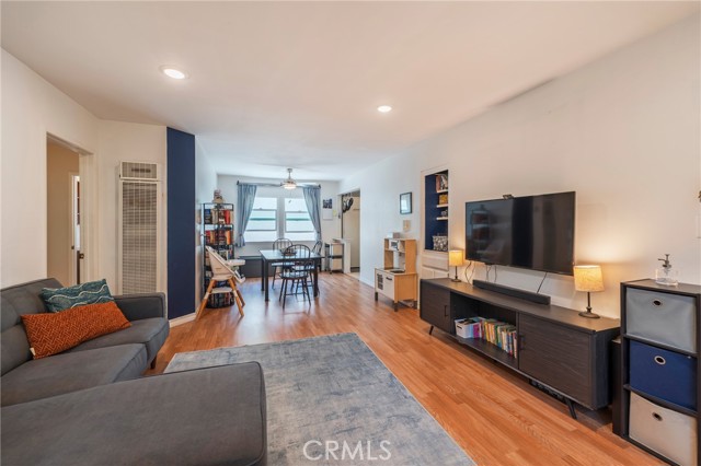 Detail Gallery Image 3 of 34 For 5835 Bowcroft St #2,  Los Angeles,  CA 90016 - 2 Beds | 1/1 Baths