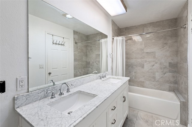 Detail Gallery Image 14 of 22 For 14948 Moorpark St #101,  Sherman Oaks,  CA 91403 - 3 Beds | 3/1 Baths