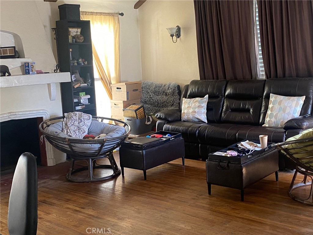 https://media.crmls.org/medias/e851c9de-b85d-44ce-b28a-acc68840ff01.jpg?preset=X-Large
