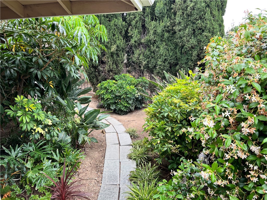 https://media.crmls.org/medias/e854ad48-ee8a-41e2-bb43-c01be0fa7253.jpg?preset=X-Large