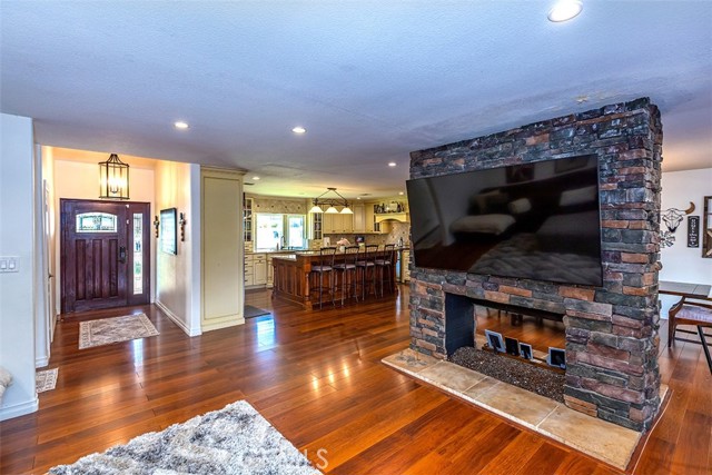 1006 W Dorothy Drive, Brea CA: https://media.crmls.org/medias/e855cb02-884e-4c5a-a66d-1041d80e2434.jpg