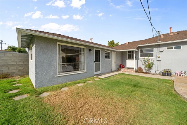 15129 Fonthill Avenue, Lawndale CA: https://media.crmls.org/medias/e855cb0f-8802-49c8-afdc-d8081a74f0d5.jpg
