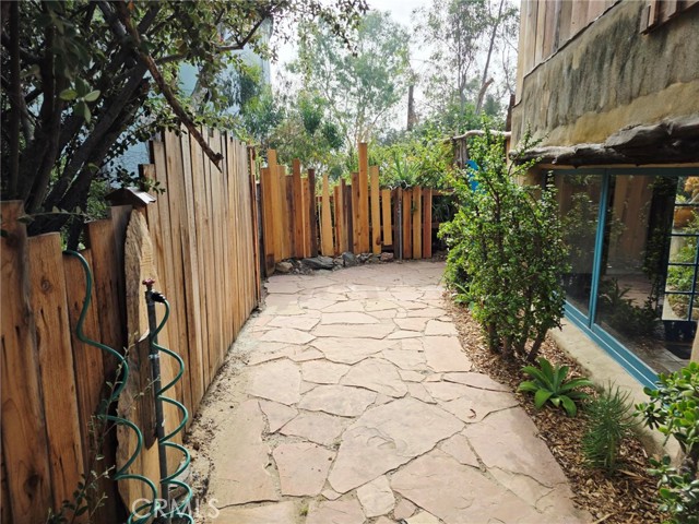1403 Avon Park, Los Angeles CA: https://media.crmls.org/medias/e858003b-3922-40ad-93bb-bea18f8eb157.jpg