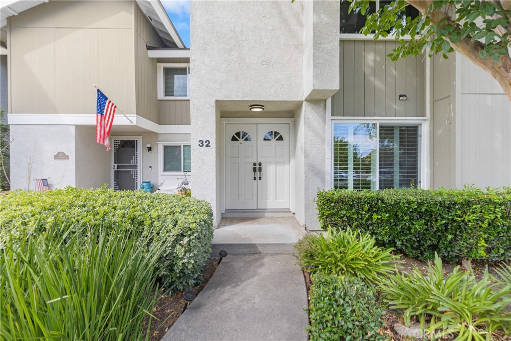 32 Goldenbush